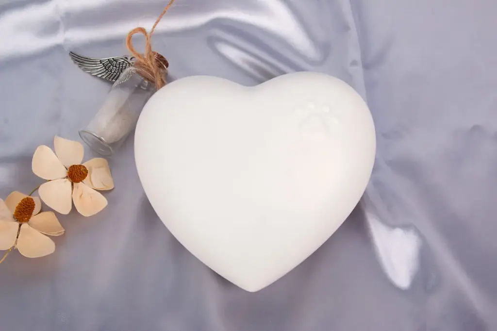 Urna de cerámica blanca "Corazón Eterno" para mascotas