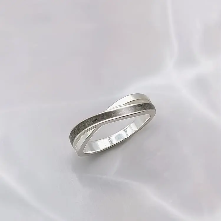 Anillo con Cenizas o Pelo en Banda Cruzada de Plata