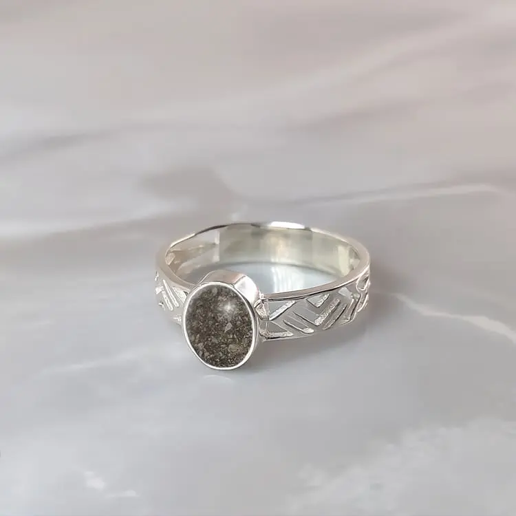 Anillo de Cenizas o Pelo de Mascota en Óvalo de Plata